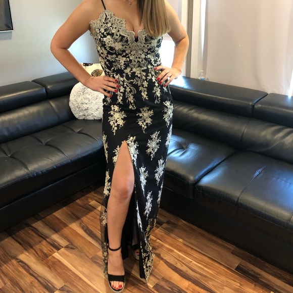 Chi Chi London Tall Scalloped Plunge Maxi Dress - Picture 4 of 7